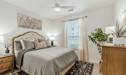 One-bedroom apartment bedroom at Bevelo Larkspur